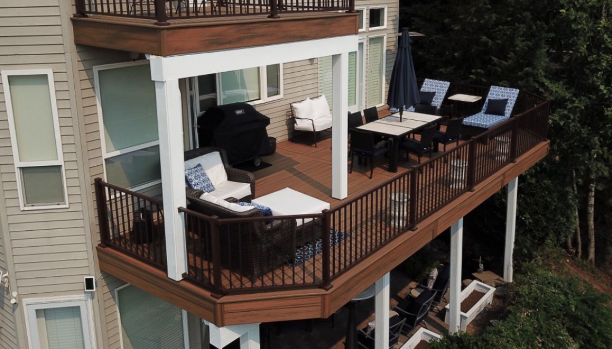 Happy Valley, Oregon Trex deck featuring Trex Havana Gold decking and fascia with Trex RainEscapes and Bronze Trex Signature railing.