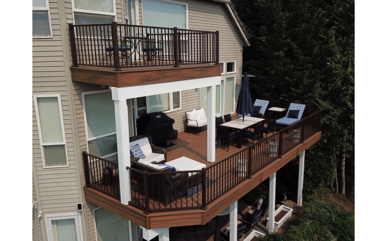 Happy Valley, Oregon Trex deck featuring Trex Havana Gold decking and fascia with Trex RainEscapes and Bronze Trex Signature railing.