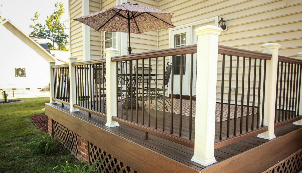 Trex Transcend Spiced Rum deck with Trex Transcend Vintage Lantern Railing.