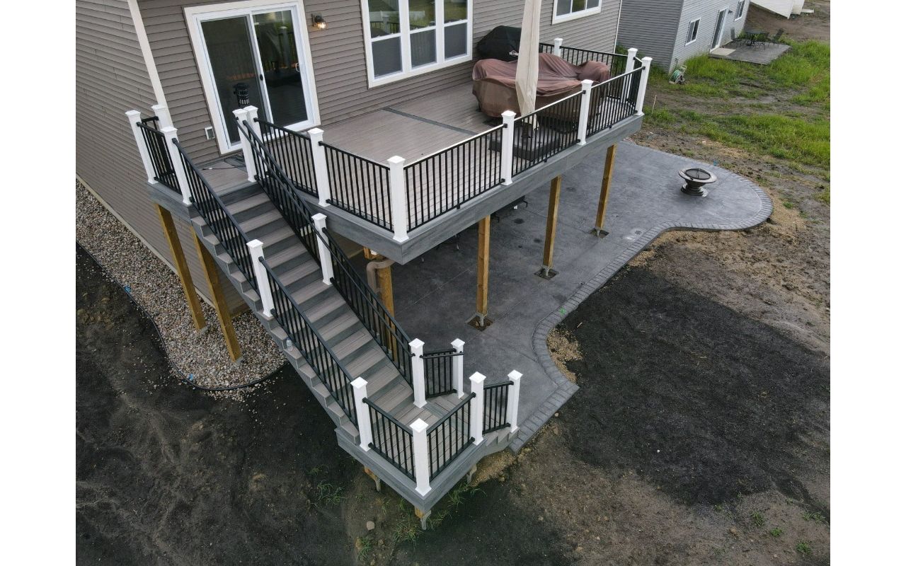 Trex Rocky Harbor main deck with Island Mist border & Trex RainEscape