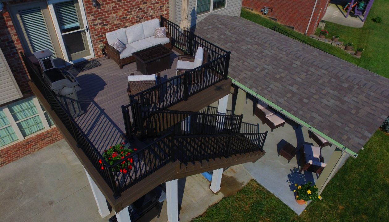 Trex Enhanced Natural Rocky Harbor with Coastal Bluff Picture Frame