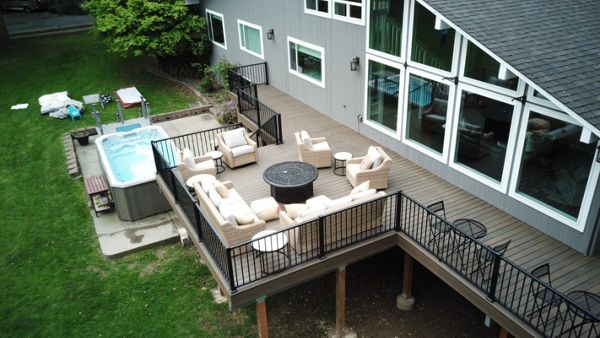 Bothell, WA Trex deck featuring Trex Coastal Bluff with Trex Signature Railing