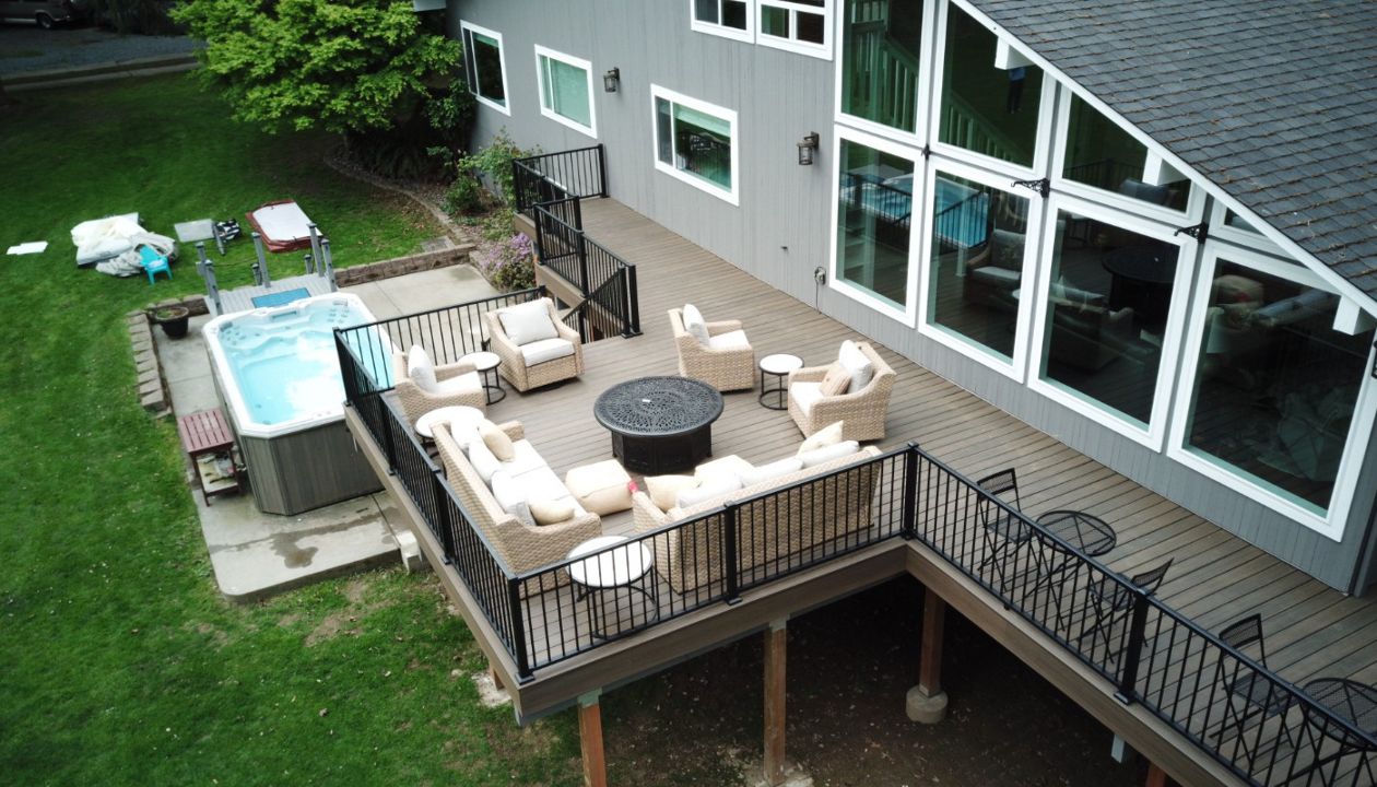 Bothell, WA Trex deck featuring Trex Coastal Bluff with Trex Signature Railing