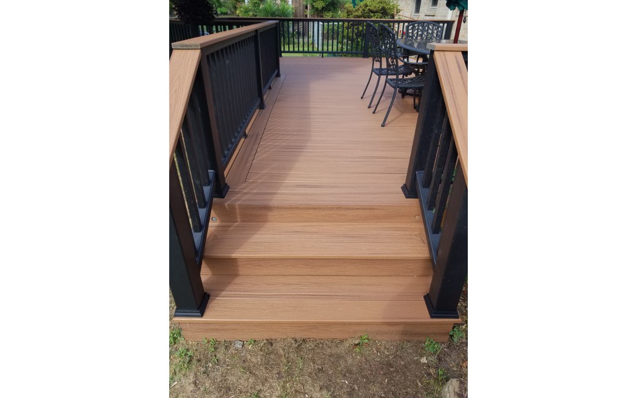 Westmoreland Deck: Tiki Torch decking, Charcoal black rails with Tiki Torch cocktail rail