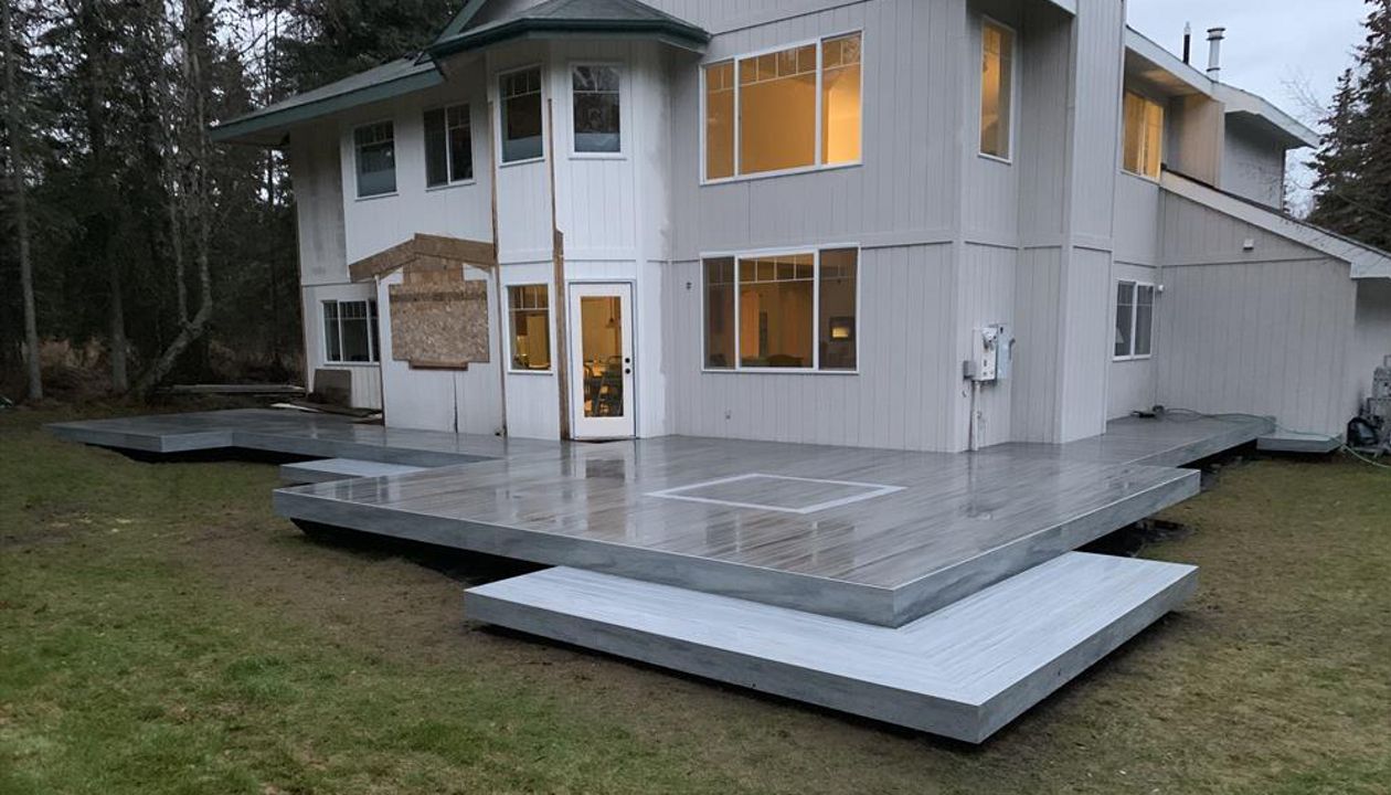 Trex Transcend Island mist with Trex Enhanced Foggy Wharf fascia, stairs, & picture frame center fire pit.