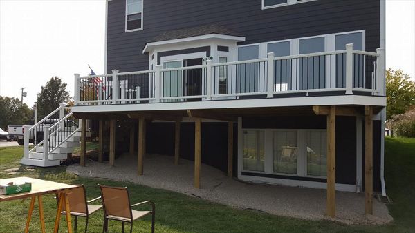 Trex Select decking in Winchester Grey and Pebble Grey, Trex Transcend Classic White cocktail railing with black aluminum spindles, New Haven, Michigan