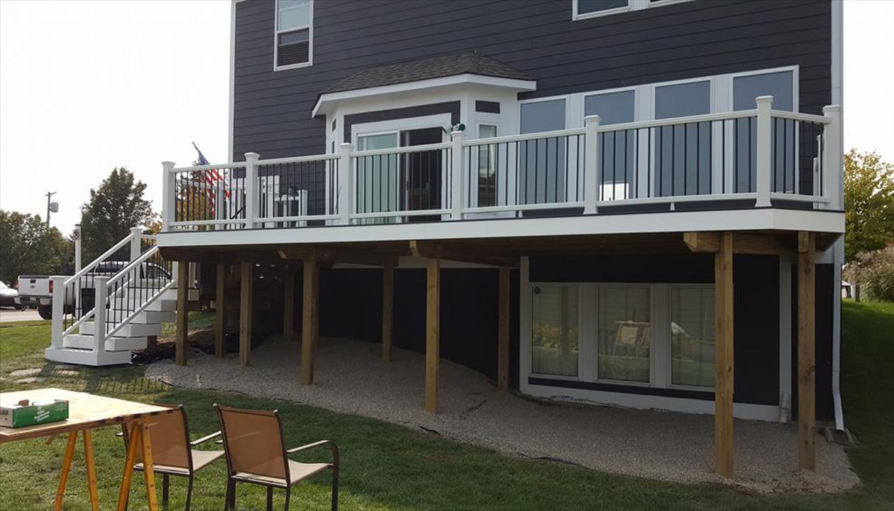 Trex Select decking in Winchester Grey and Pebble Grey, Trex Transcend Classic White cocktail railing with black aluminum spindles, New Haven, Michigan