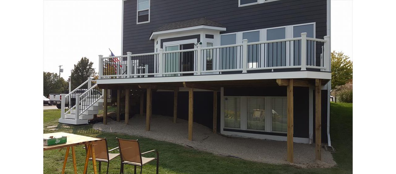 Trex Select decking in Winchester Grey and Pebble Grey, Trex Transcend Classic White cocktail railing with black aluminum spindles, New Haven, Michigan