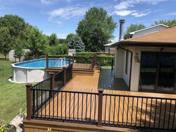 New Lenox, IL Havana Gold decking with Spiced Rum Border - Vintage Lanturn Posts and black Signature railings