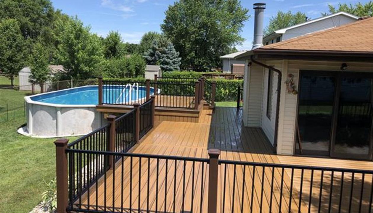 New Lenox, IL Havana Gold decking with Spiced Rum Border - Vintage Lanturn Posts and black Signature railings