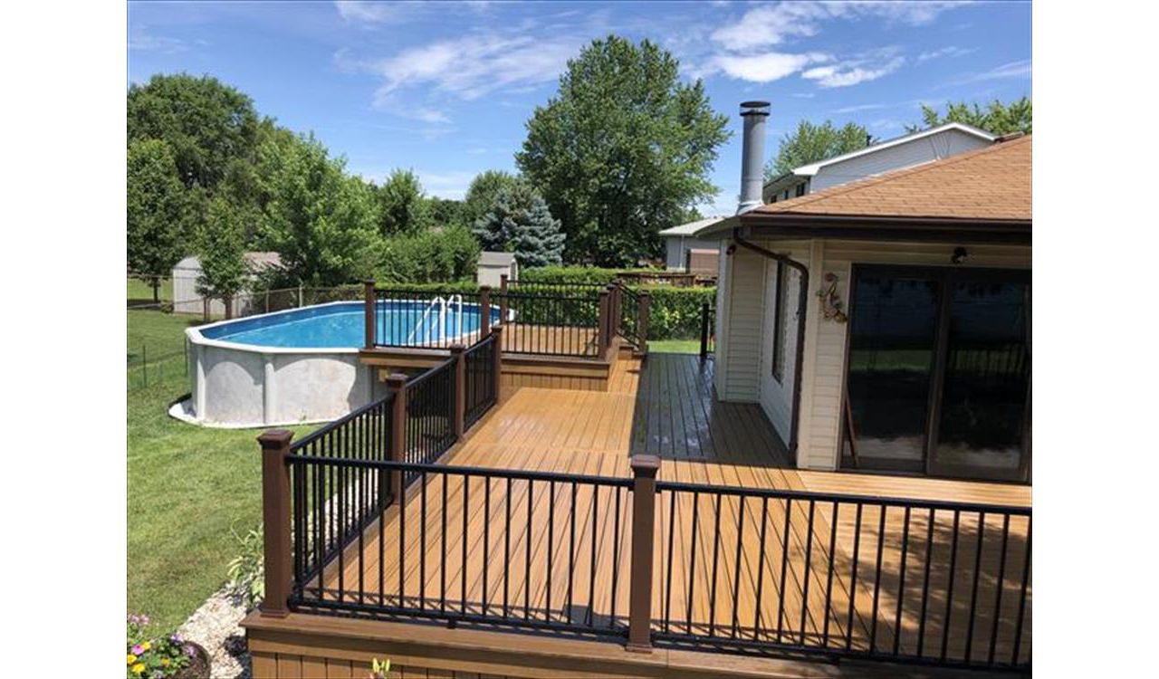 New Lenox, IL Havana Gold decking with Spiced Rum Border - Vintage Lanturn Posts and black Signature railings