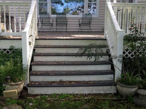 Trex deck in New Bern, NC with great wide set of stairs
