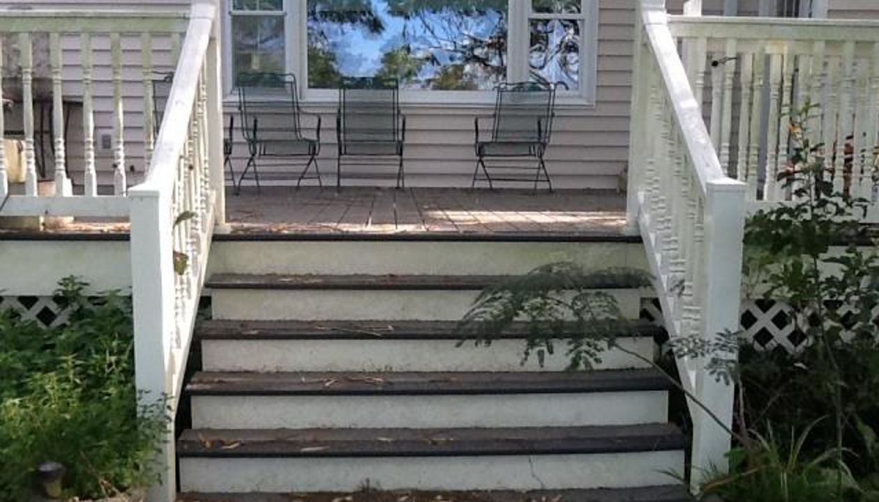 Trex deck in New Bern, NC with great wide set of stairs