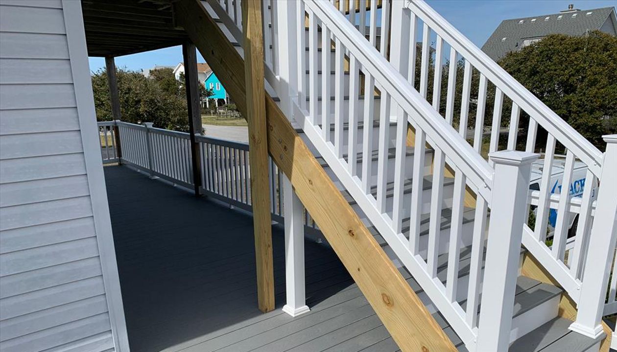 Trex Pebble Grey Decking and Transcends Railing