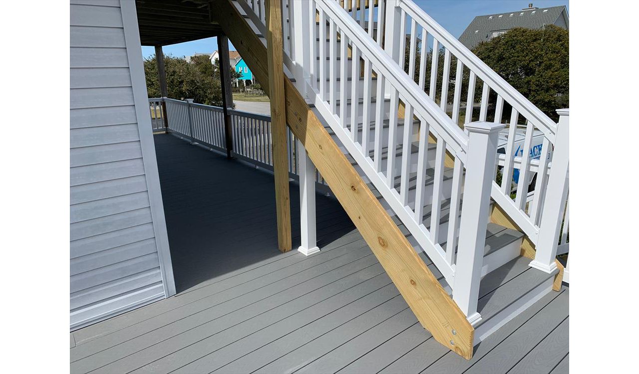 Trex Pebble Grey Decking and Transcends Railing
