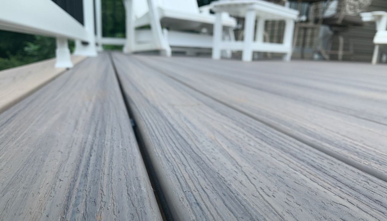 Trex Enhance Naturals Rocky Harbor Main decking, Trex Transcend Rope Swing Border, Trex Select Railing