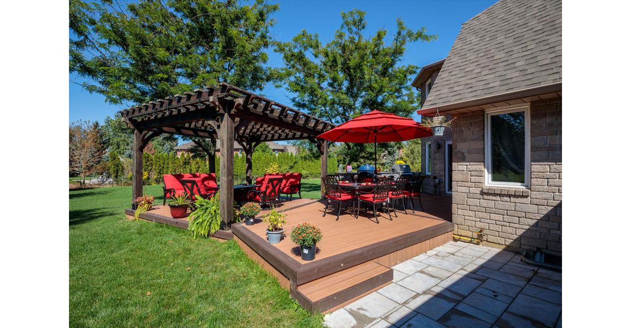 Brown composite decking using Transcend Tiki Torch with Vintage Lantern Trim and custome wood pergola - Orangeville, Caledon, Alliston, Bolton, Schomberg, Nobelton