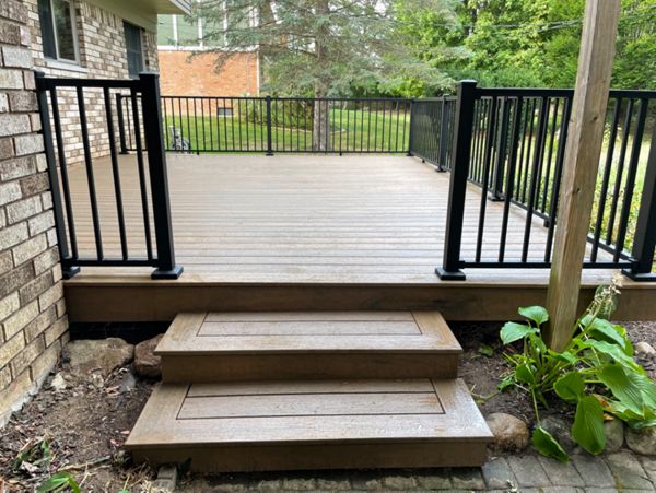 Trex Enhance Toasted Sand with black aluminum Trex signaturerail. Rochester Hills, MI