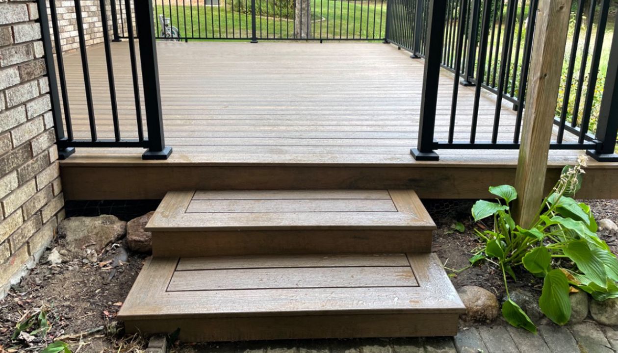 Trex Enhance Toasted Sand with black aluminum Trex signaturerail. Rochester Hills, MI