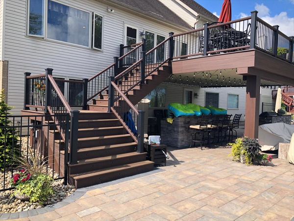 Trex Transcend Spiced Rum and Lava Rock decking with Transcend railing in Charcoal Black and Tree House with black aluminum balusters in Kent, OH