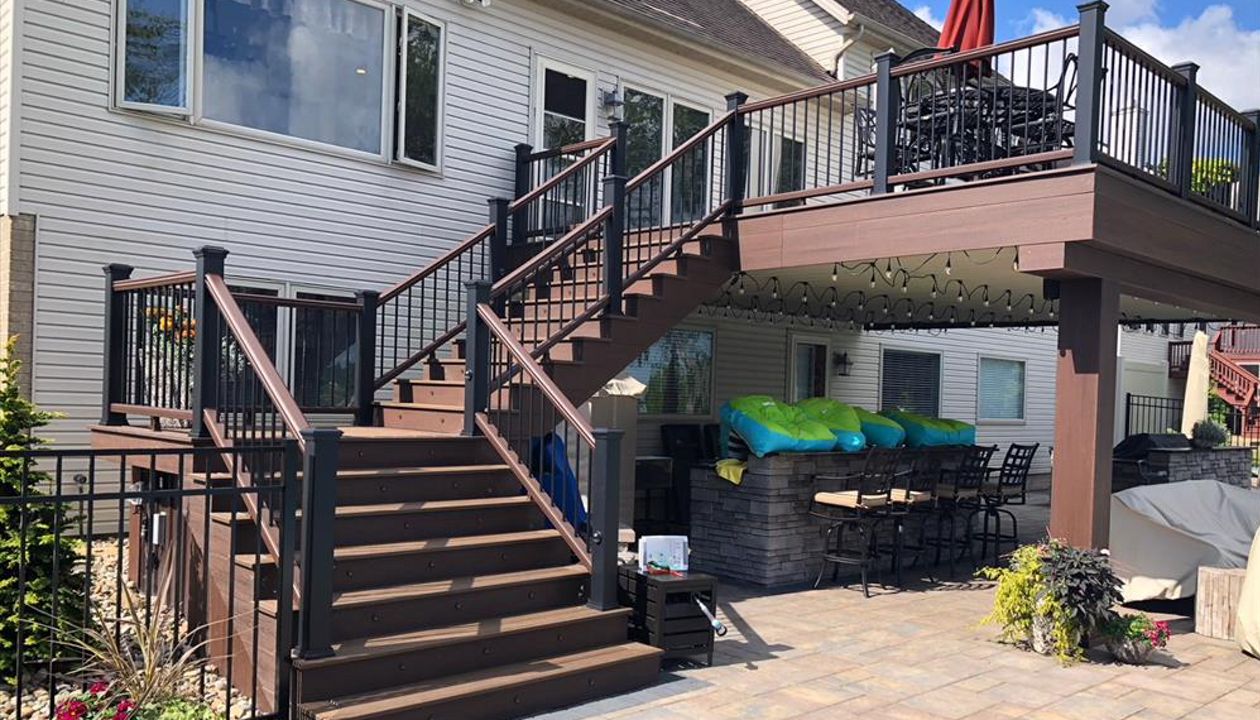 Trex Transcend Spiced Rum and Lava Rock decking with Transcend railing in Charcoal Black and Tree House with black aluminum balusters in Kent, OH