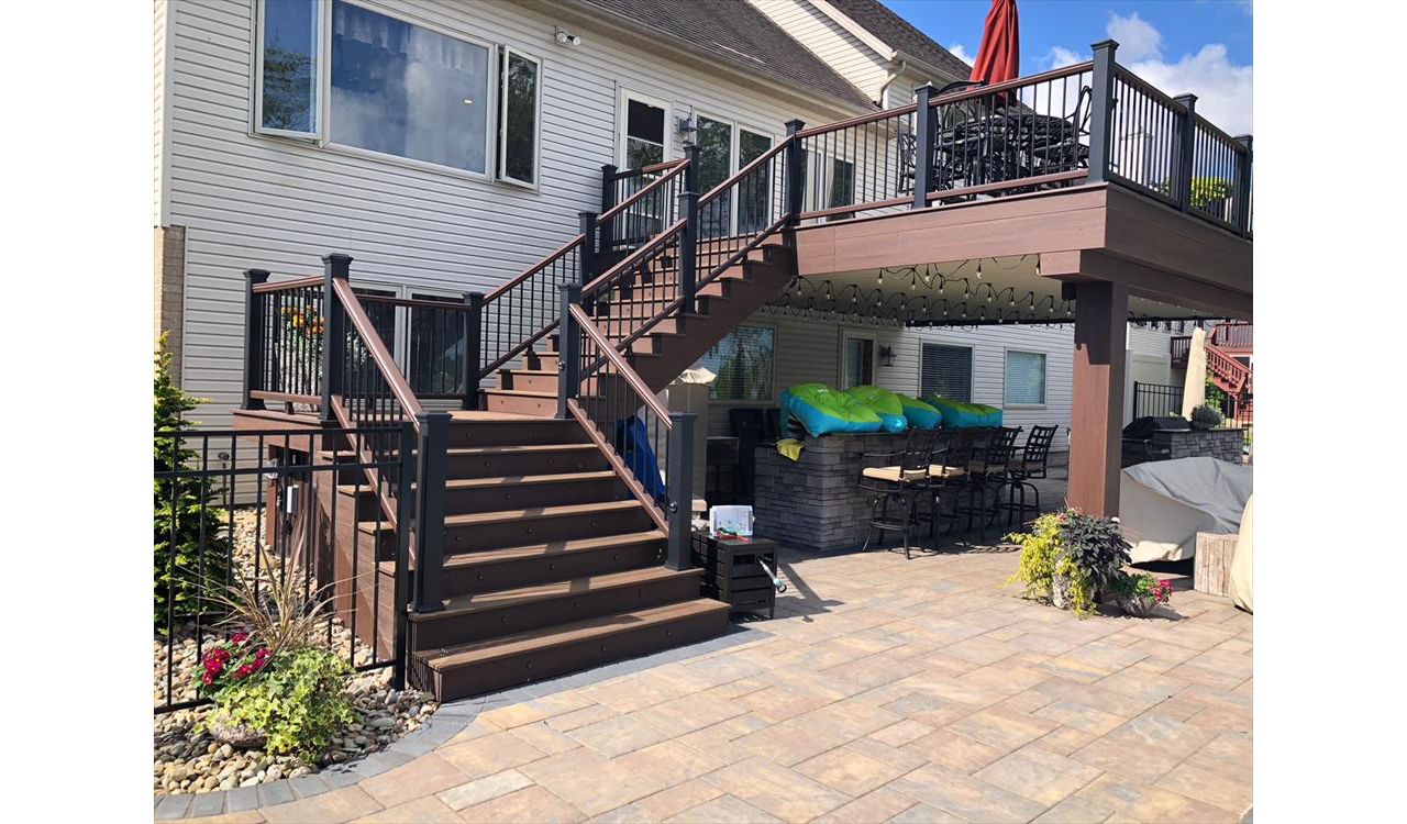 Trex Transcend Spiced Rum and Lava Rock decking with Transcend railing in Charcoal Black and Tree House with black aluminum balusters in Kent, OH