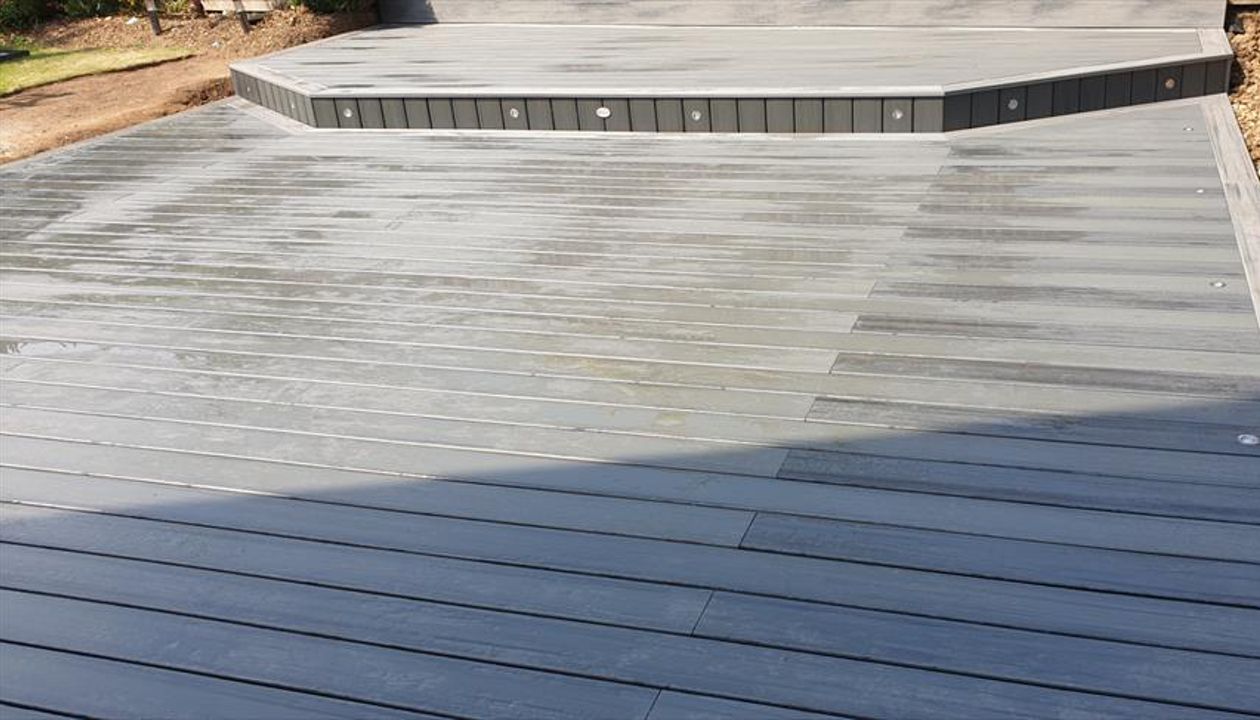 Love this deck, our client wanted a step similar to the one on the brochure, i think we nailed it. Calm Water from the Trex Enhance Naturals range with Trex transcend Island Mist boarders.