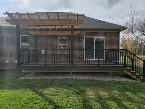 Trex Transcend decking in Vintage Lantern with black Signature rails and Cedar pergola