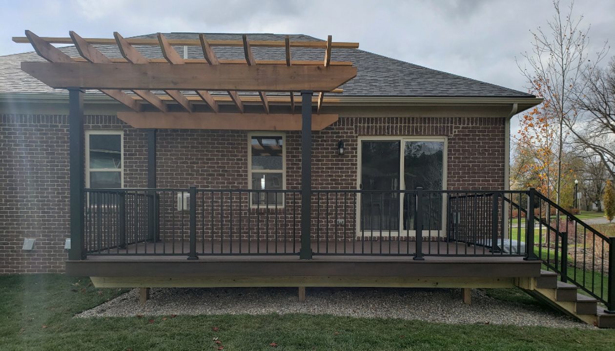 Trex Transcend decking in Vintage Lantern with black Signature rails and Cedar pergola
