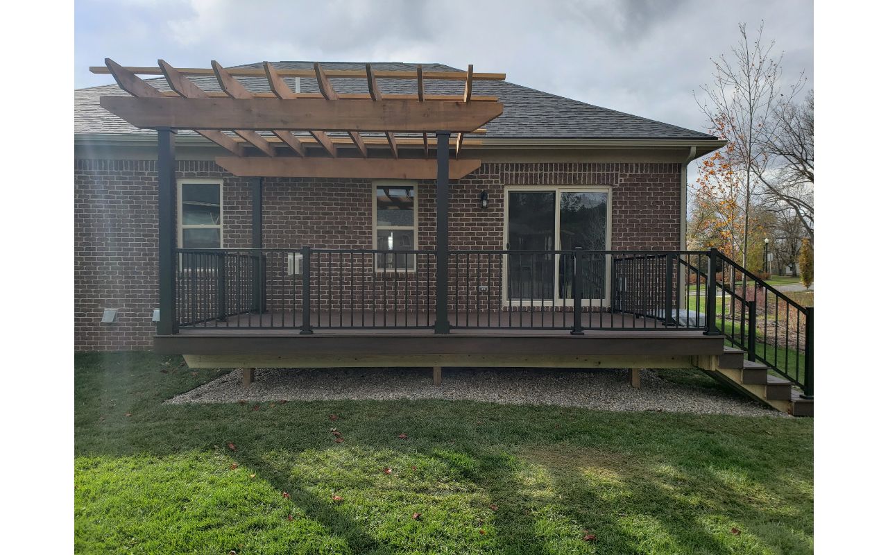 Trex Transcend decking in Vintage Lantern with black Signature rails and Cedar pergola