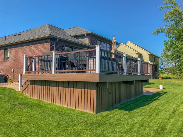 Vintage Lantern Decking - Transcend Railing, Harrison Township, MI