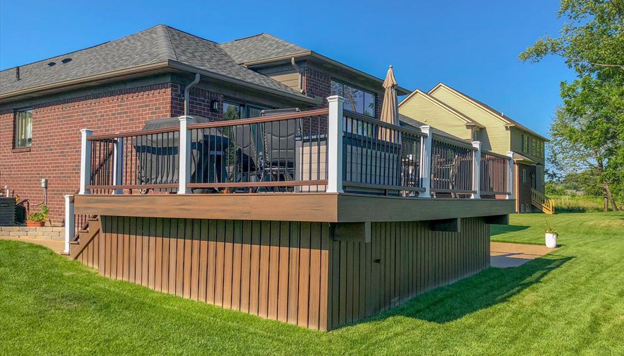 Vintage Lantern Decking - Transcend Railing, Harrison Township, MI