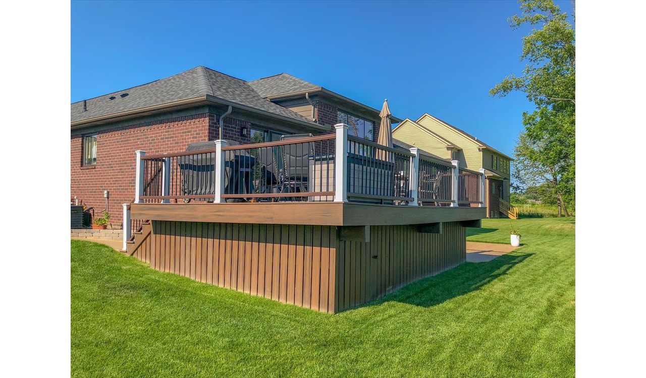 Vintage Lantern Decking - Transcend Railing, Harrison Township, MI