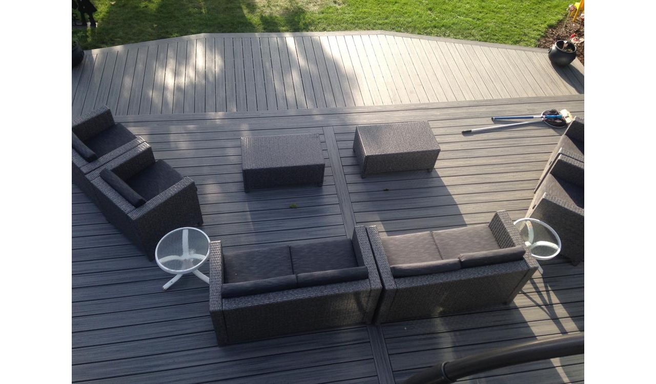 Deck on Union Lake in West Bloomfield, MI., constructed out of Trex Transcend Tropical decking in Island Mist.