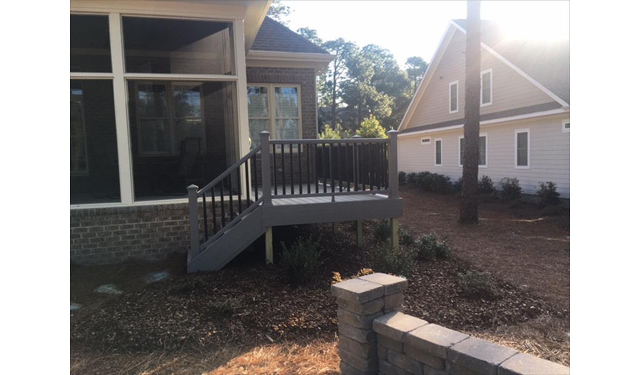 Beautiful Trex Transcend Gravel Path deck & railing in Southern Pines, NC