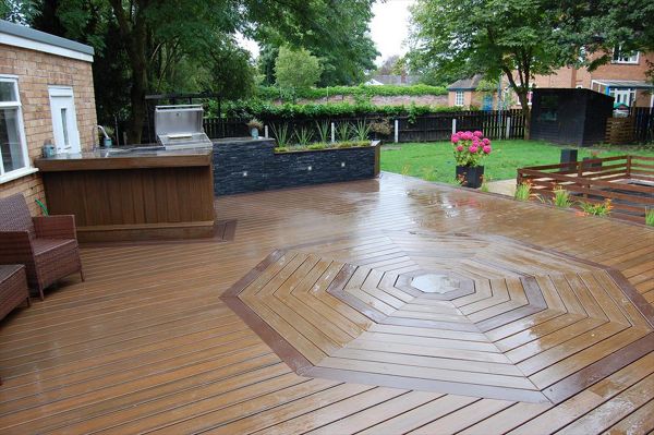 Large outdoor cooking and dining space in Lymm, Cheshire using Trex Transcend Vintage Lantern for the borders and upstands with Spiced Rum for the main deck area