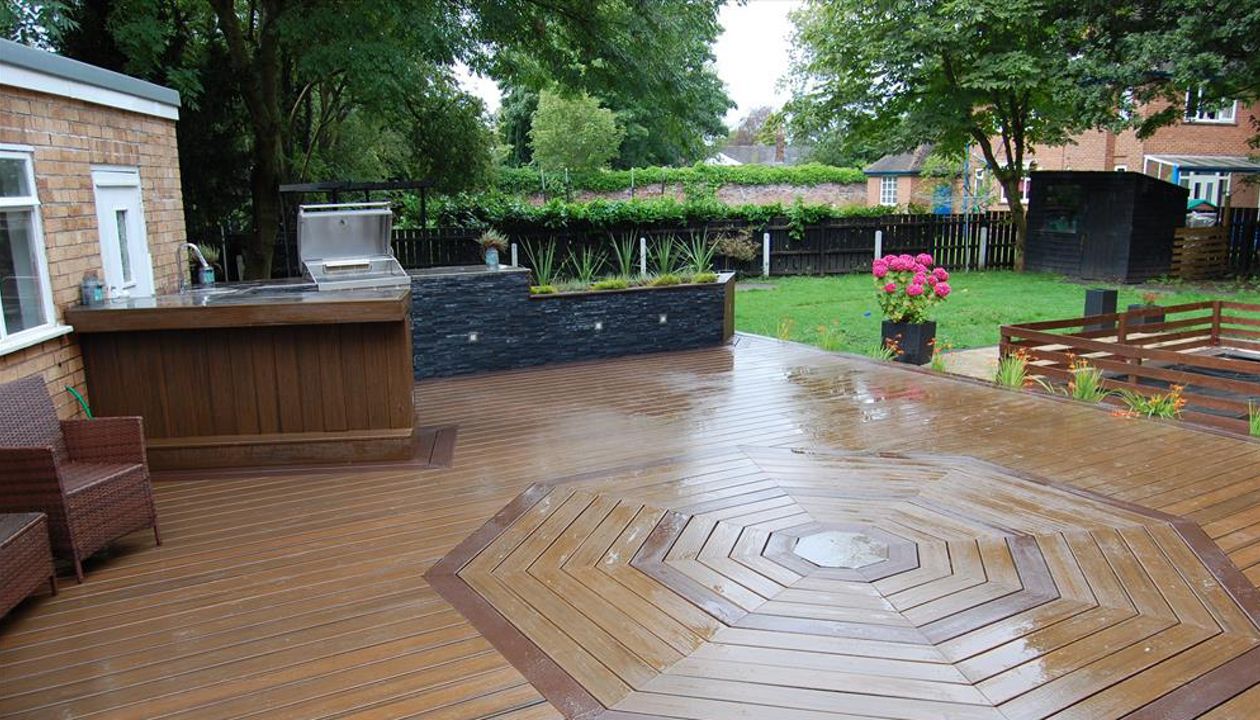 Large outdoor cooking and dining space in Lymm, Cheshire using Trex Transcend Vintage Lantern for the borders and upstands with Spiced Rum for the main deck area