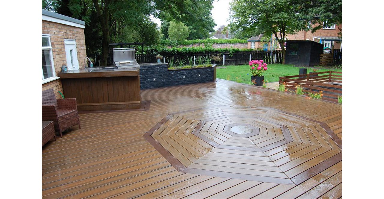 Large outdoor cooking and dining space in Lymm, Cheshire using Trex Transcend Vintage Lantern for the borders and upstands with Spiced Rum for the main deck area