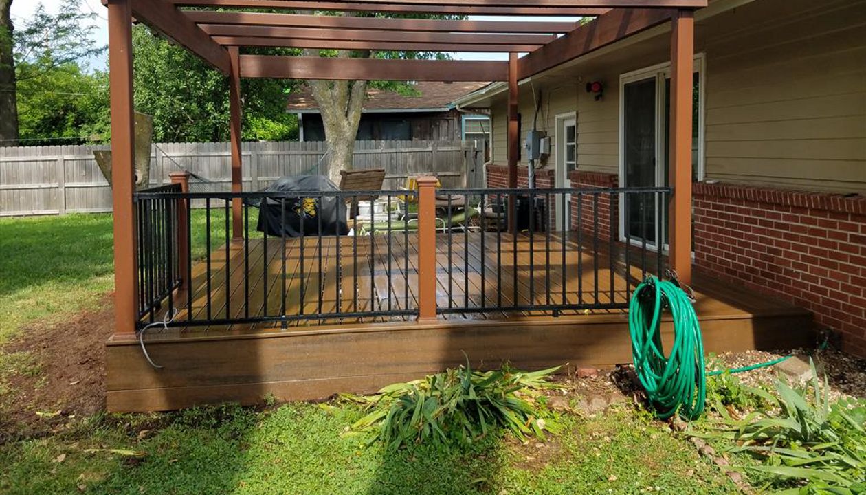 Trex Transcend Spiced Rum decking with Charcoal Black Signature aluminum railing with Tree House Post Sleeves in Wichita, KS