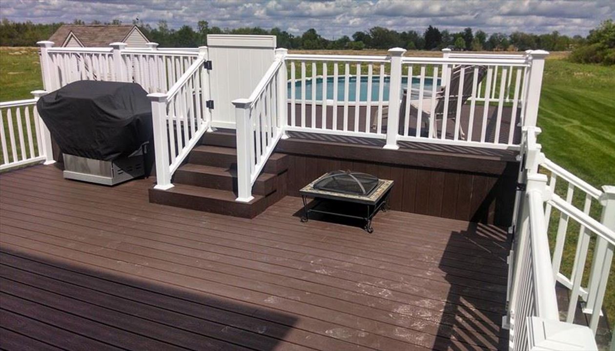 Trex Transcend decking, Highland Vintage Lantern