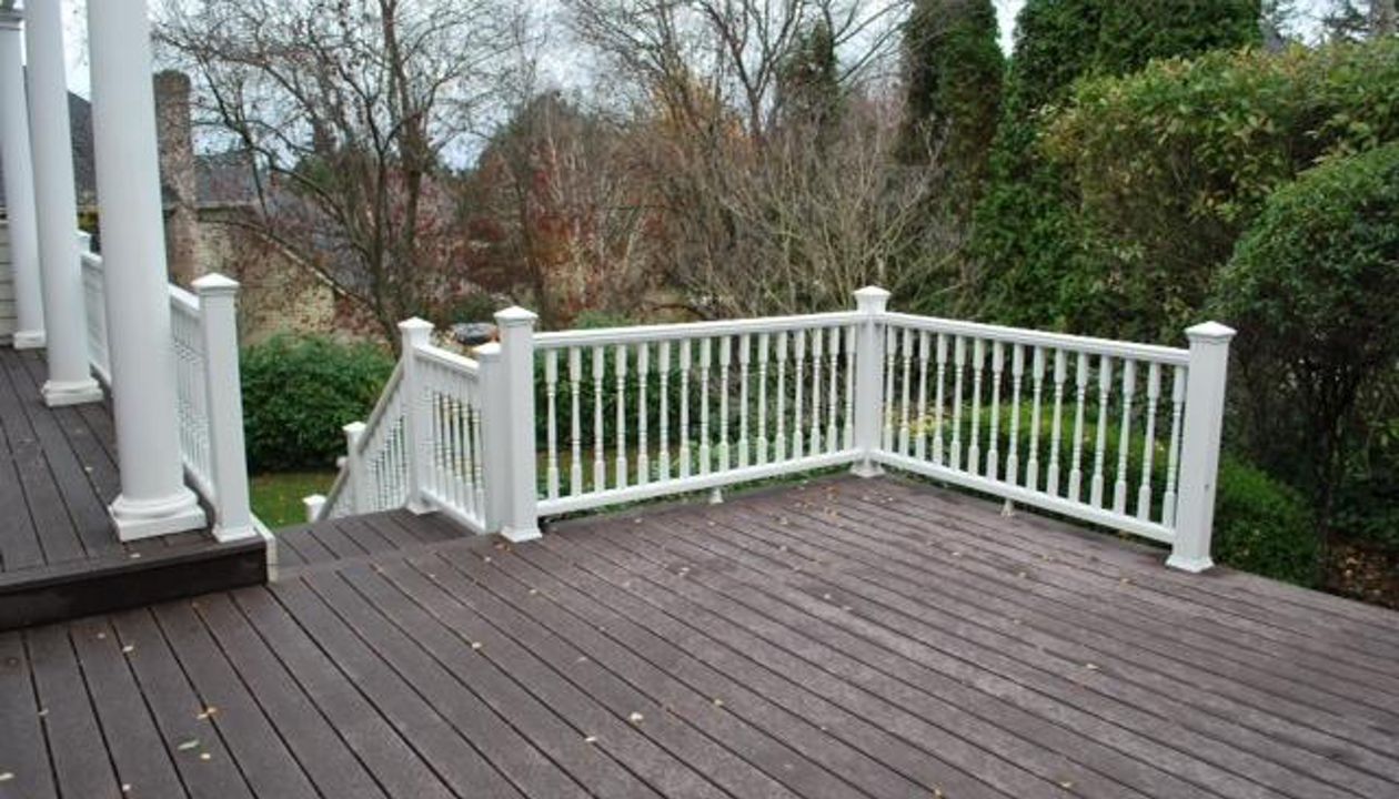 Trex Transcend White Crown Top Railing w/ Colonial Balusters