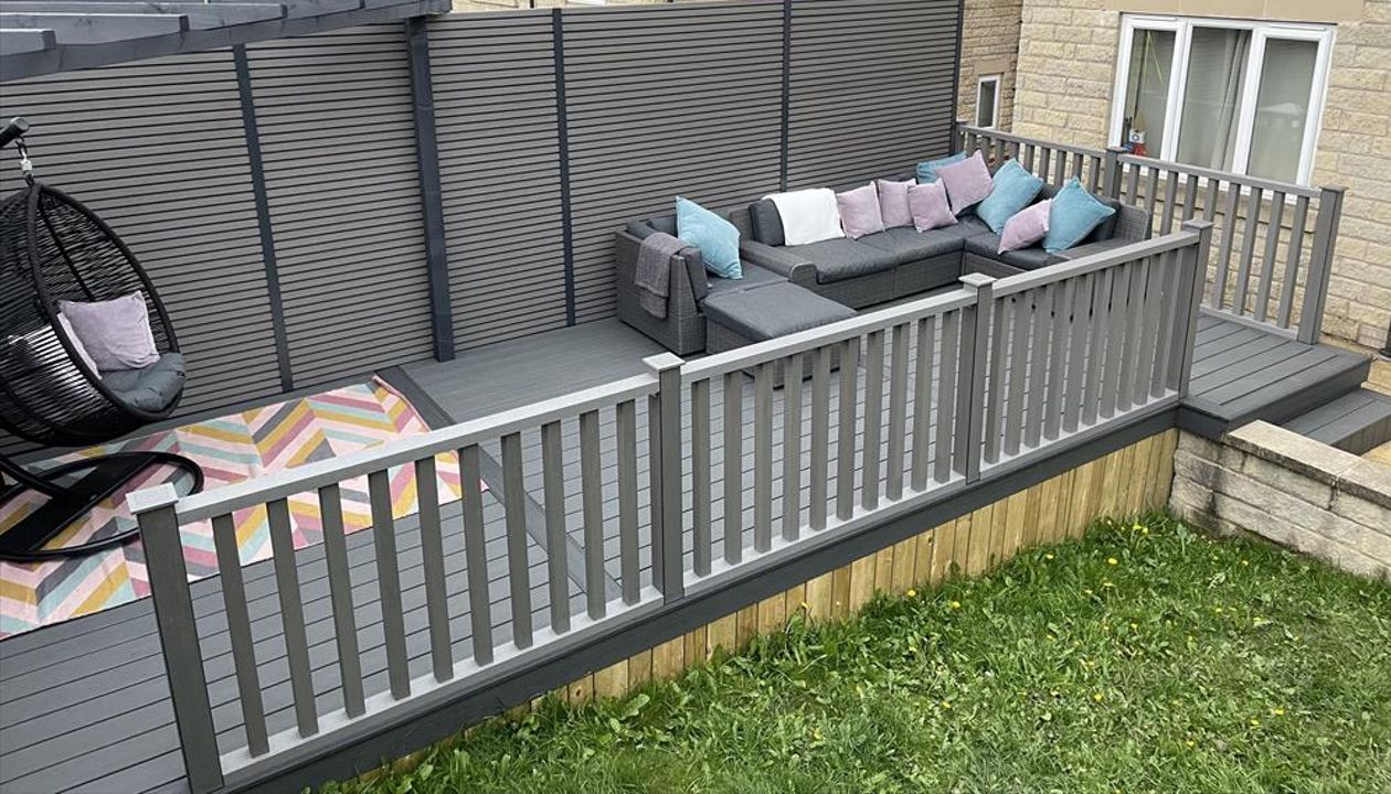 Trex Enhanced Basics in Clam shell also showing Timber Pergola & Composite slatted fencing.