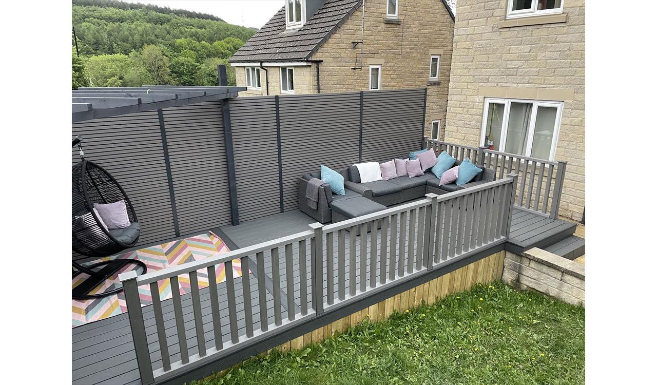 Trex Enhanced Basics in Clam shell also showing Timber Pergola & Composite slatted fencing.