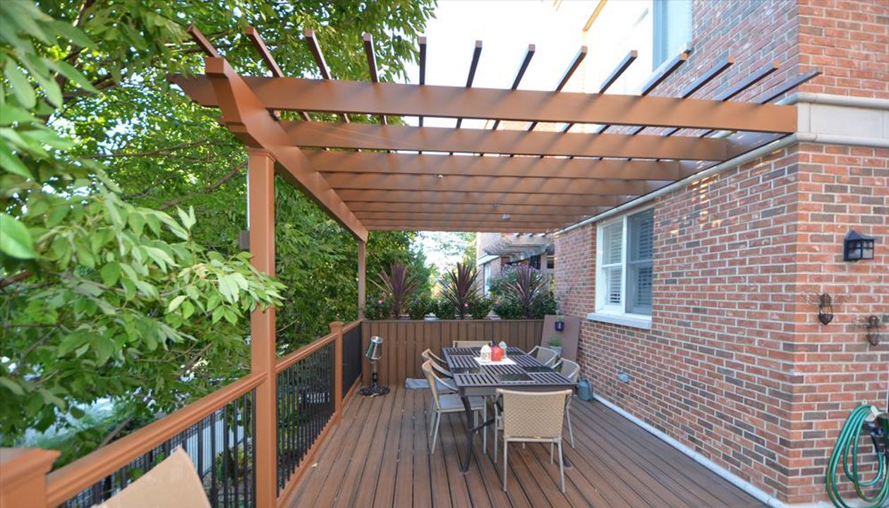 Trex Transcend Spiced Rum Decking, Tree House railing, aluminum balusters with Tree House Trex pergola - Chicago, IL