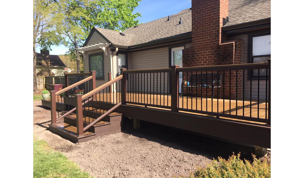 Trex Transcend Havana Gold decking with Transcend Vintage Lantern Cocktail Railing