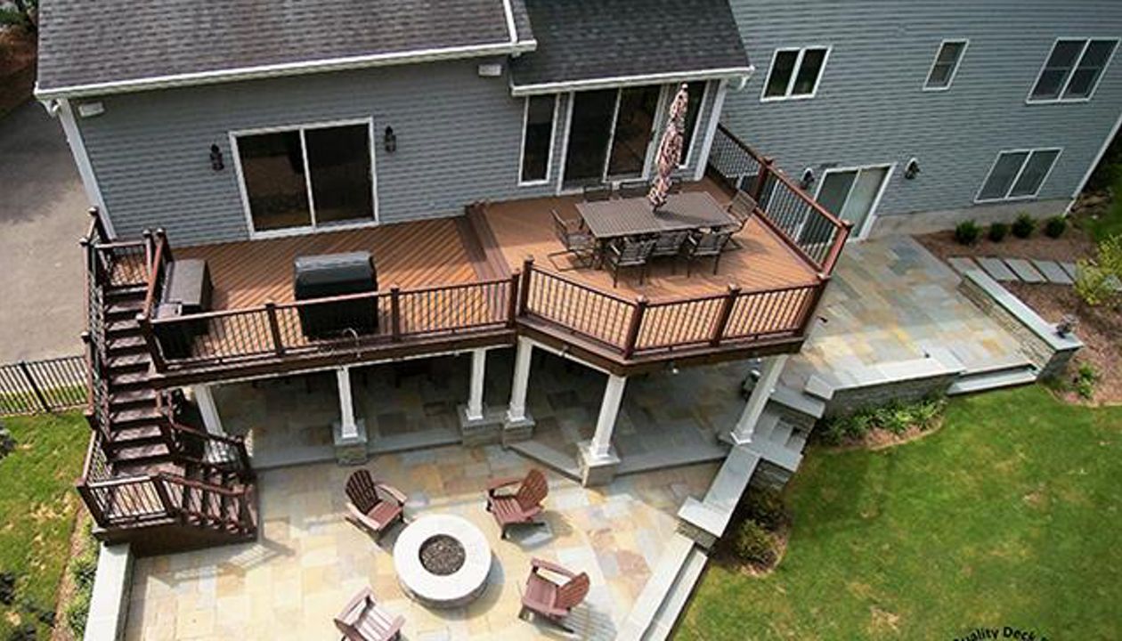 Custom deck with Spiced Rum Body with Vintage Lantern border on steel framing in Allendale, NJ