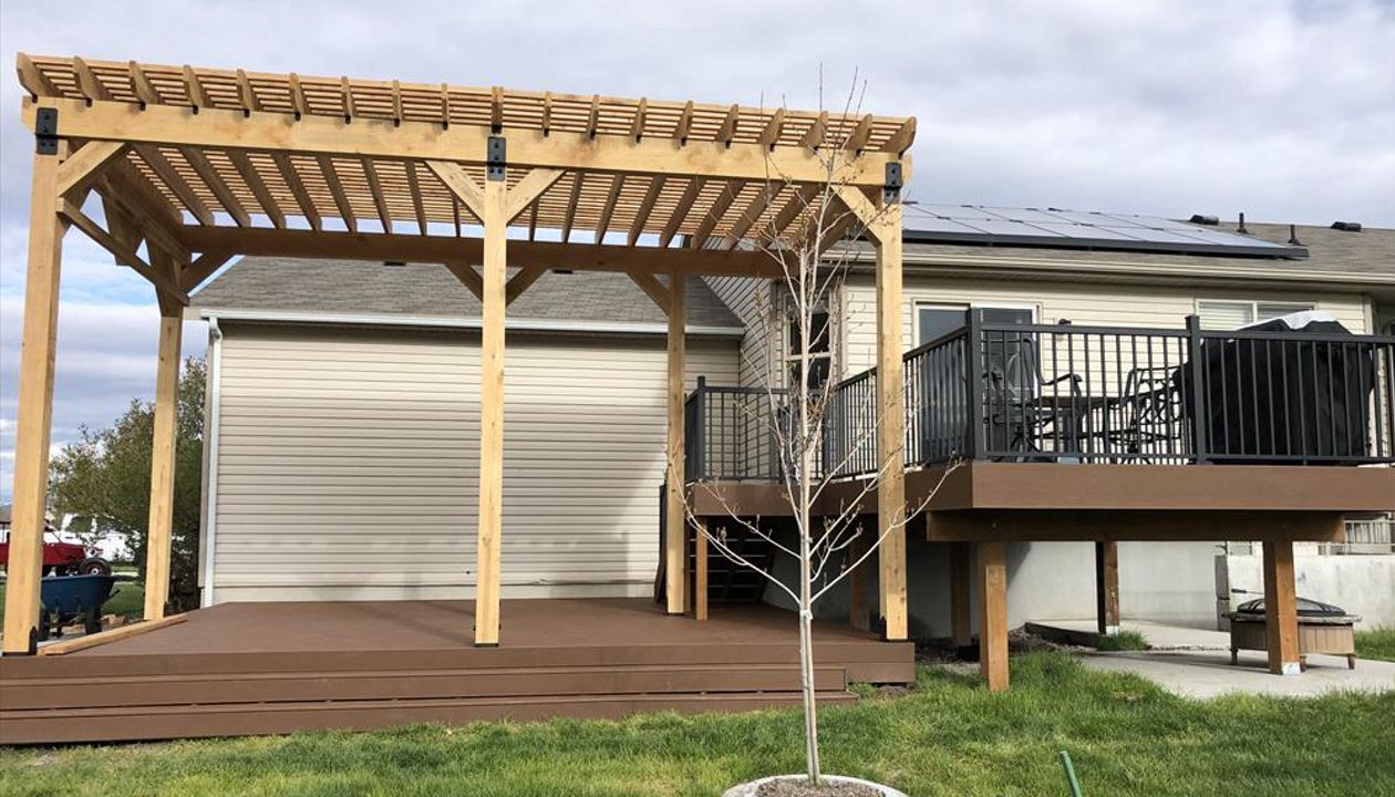 Saddle Select Deck with Metal Railing and Cedar Pergola