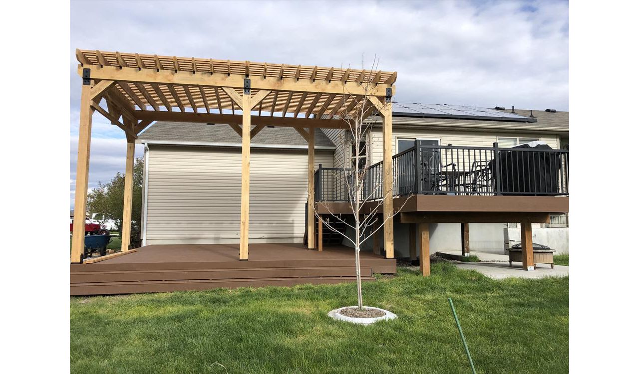 Saddle Select Deck with Metal Railing and Cedar Pergola