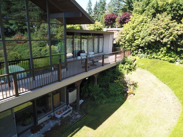 Trex Rope Swing Decking with Trex Signature "Cocktail Rail"