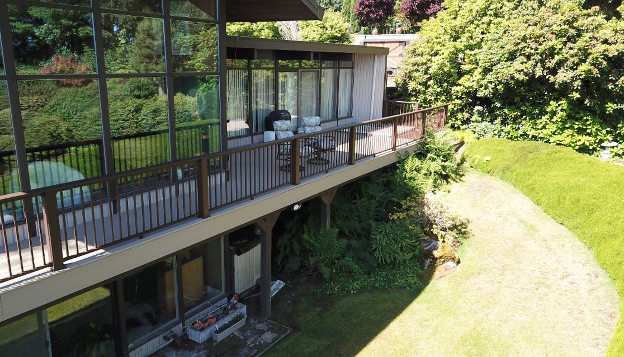 Trex Rope Swing Decking with Trex Signature "Cocktail Rail"